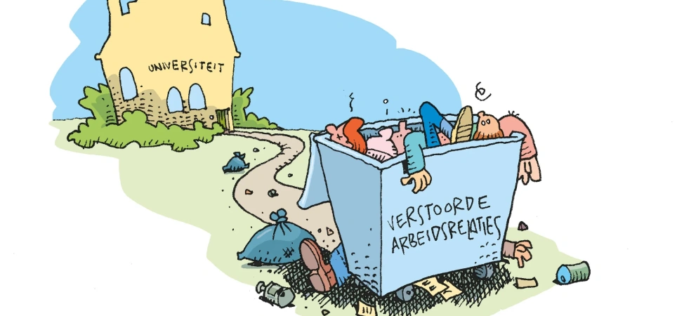 Werknemers liggen in afvalbak