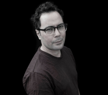 Foto Asis Aynan voor bij zijn column 480x400