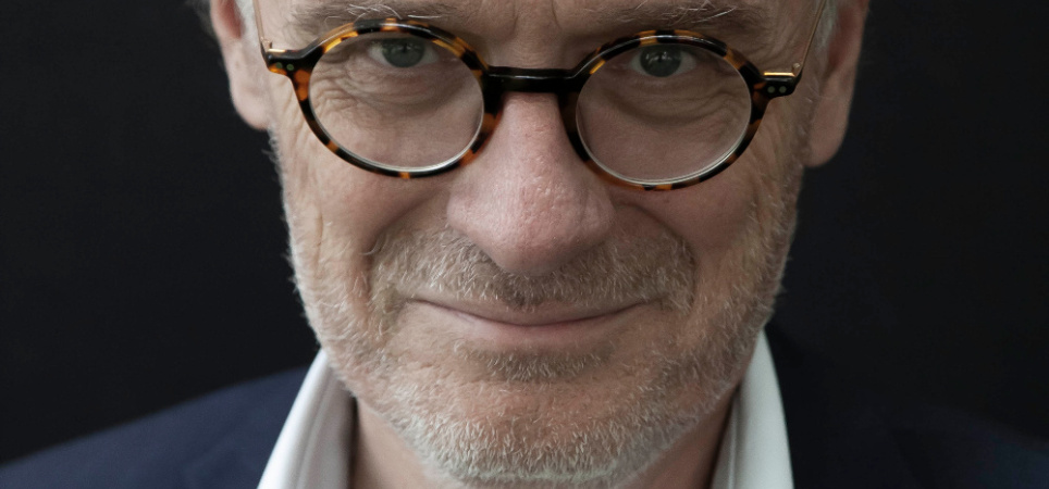 Foto Ton van Haperen voor bij zijn column 1000x500