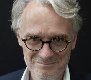 Foto Ton van Haperen voor bij zijn column 480x400