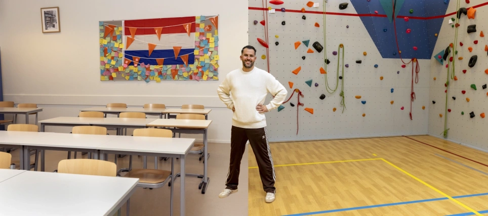 Bewerkte foto van docent Roel Baars waarbij hij met één been in de gymzaal staat en met zijn andere been in het klaslokaal voor de les Nederlands - beeld bij een artikel op AOb.nl/onderwijsblad over het geven van twee schoolvakken