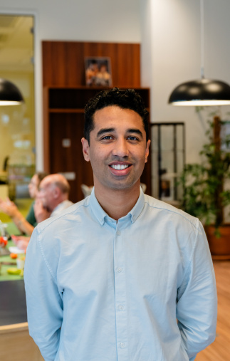 Een portret van mbo-docent Sergej Sheer in de docentenkamer - beeld bij een artikel op aob.nl/onderwijsblad over bekwaamheidseisen