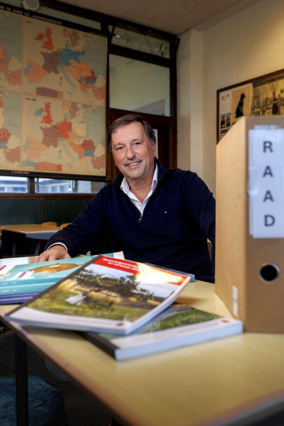 Foto van raadslid en geschiedenisdocent Theo Manders. Beeld bij artikel op aob.nl/onderwijsblad