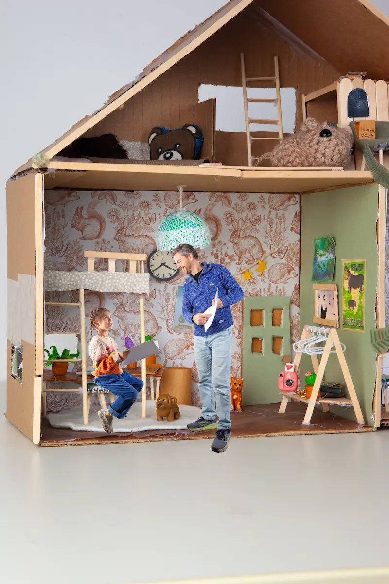 Meisje krijgt thuisonderwijs in miniatuurhuisje, illustratie bij een artikel op www.aob.nl