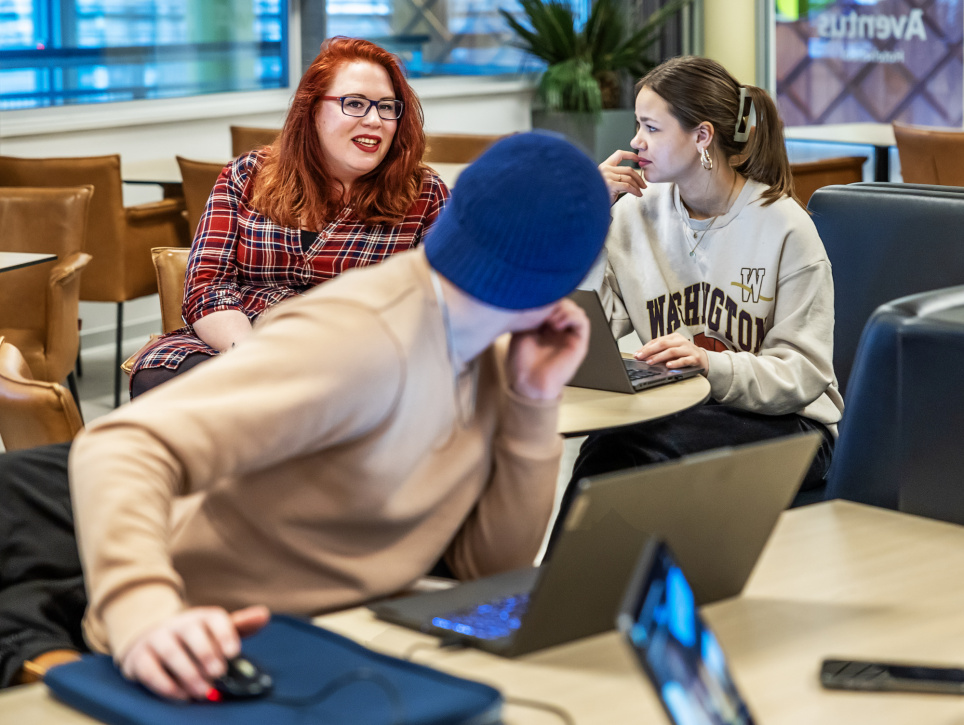 MBO-docent Nederlands Annika van Klinken met studenten