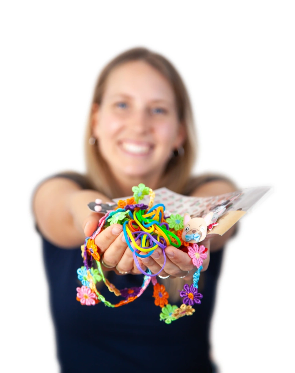 Een beeld van een vrouw met armbandjes en andere prullaria in haar handen bij een artikel op aob.nl/onderwijsblad