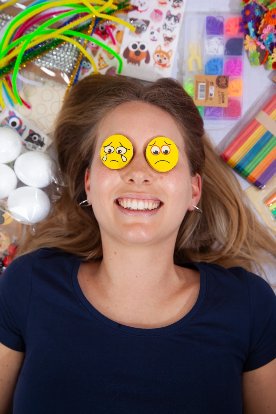 Een beeld van een vrouw met twee smileys op haar ogen (blij en verdrietig) bij artikel op aob.nl/onderwijsblad
