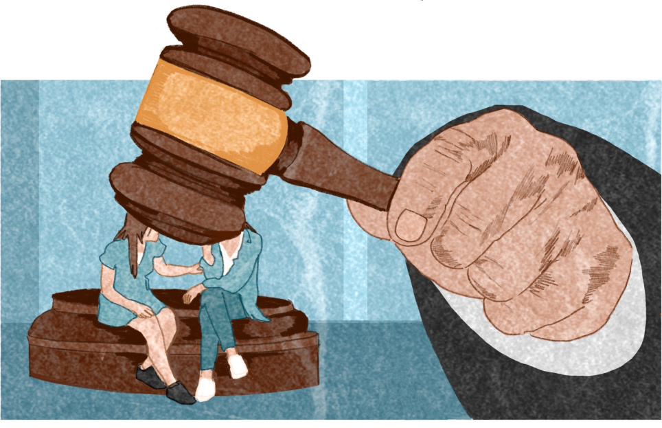 Illustratie van hand van rechter die hamer vasthoudt met twee personen rustig aan het praten eronder