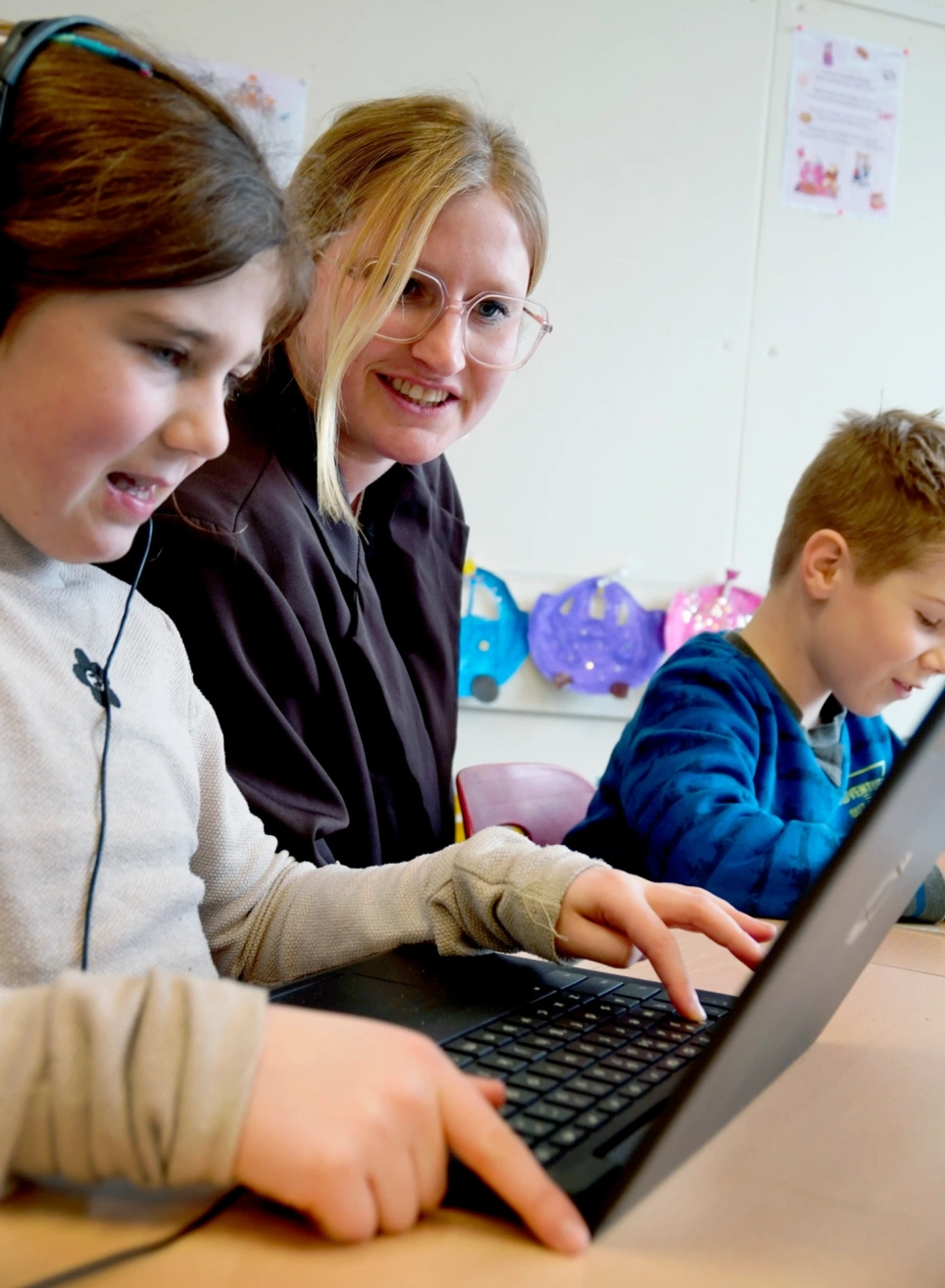 Foto van Malissa te Hofstee met kinderen uit haar klas. Foto bij artikel op aob.nl/onderwijsblad