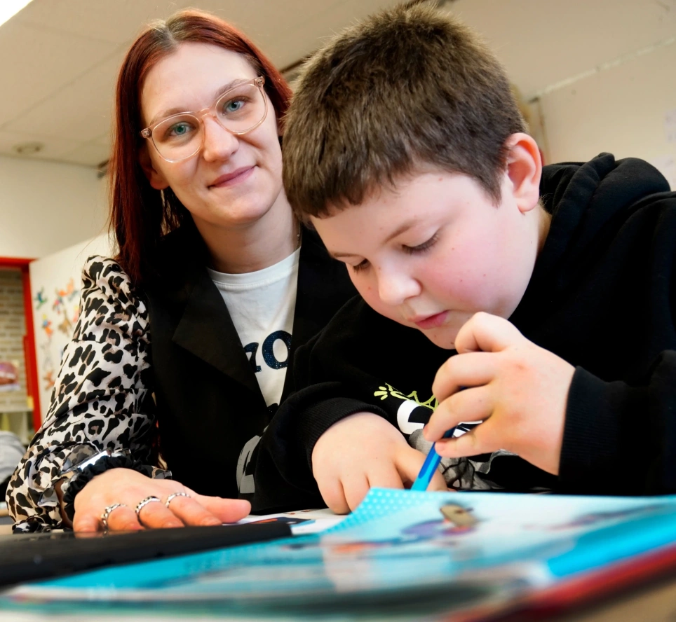 Een foto van oop'er Melanie Redeker met een kind uit haar klas. Beeld bij artikel op aob.nl/onderwijsblad